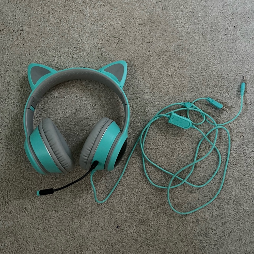 Kids’ Cat Ear Gaming Headphones with LED - Like New
